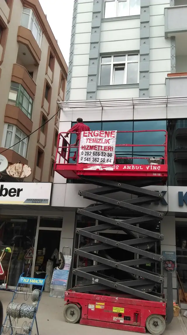 Makaslı platform ile cephe cam temizliği