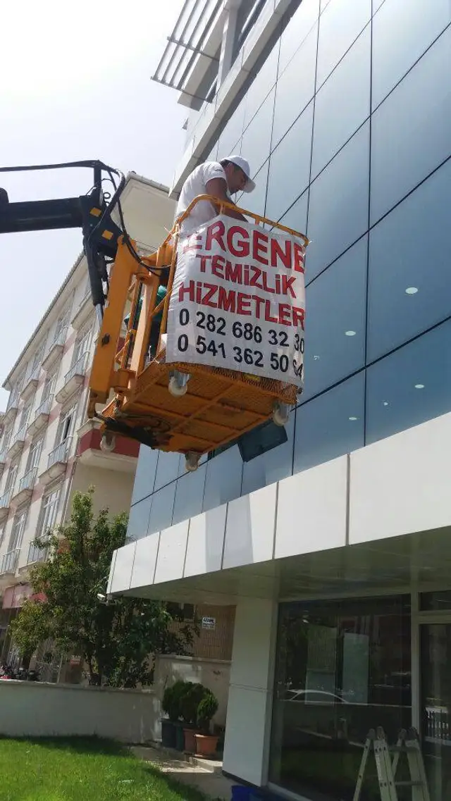 Sepetli vinç ile yüksek cam temizliği